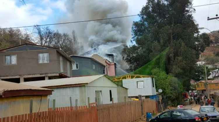 Incendio en cerro de Valparaíso destruyó casa de teniente de Bomberos