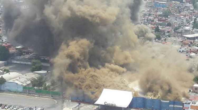 Incendio consume casino abandonado en Naucalpan