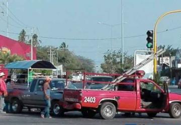 Camioneta de Bomberos choca contra pick-up