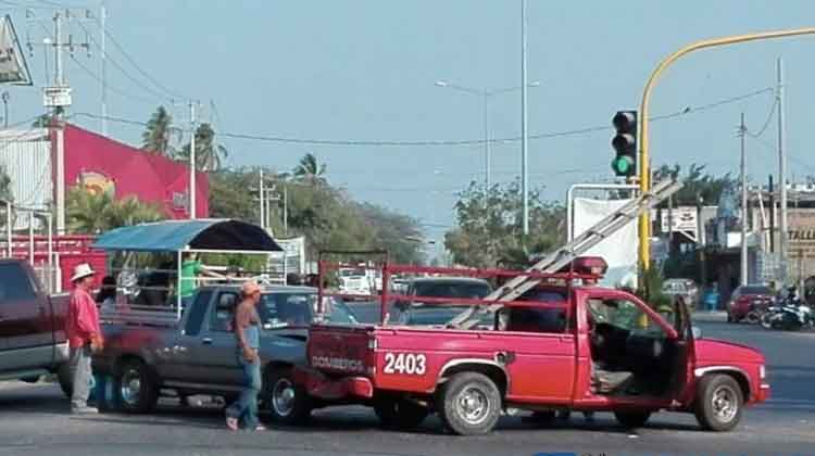Camioneta de Bomberos choca contra pick-up