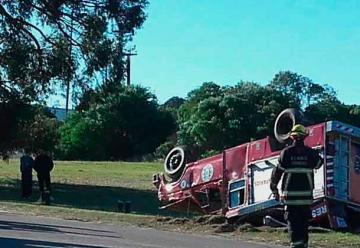 Un camión de bomberos volcó cuando se dirigían a un accidente