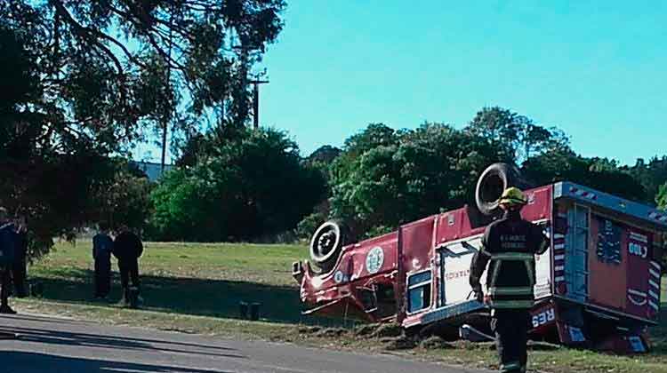Un camión de bomberos volcó cuando se dirigían a un accidente