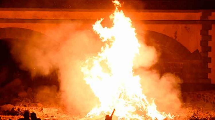 Apedrean a los bomberos cuando apagaban una hoguera