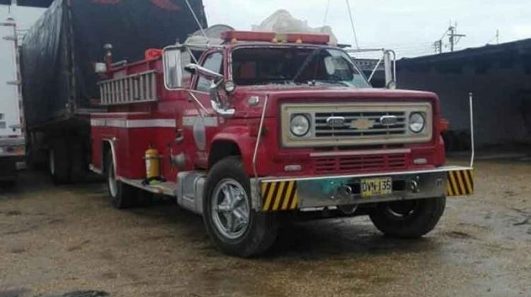 Un borracho habría estrellado carro de bomberos