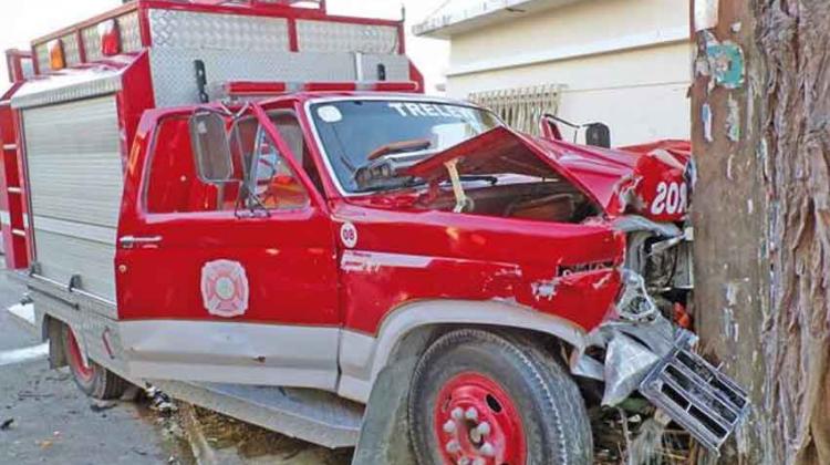 4 heridos en choque entre bomberos y un auto en Trelew