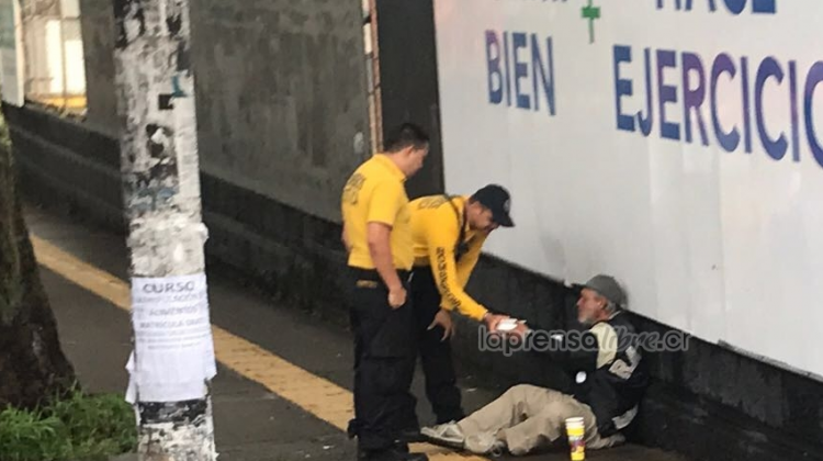 Bomberos tendieron la mano a los más necesitados