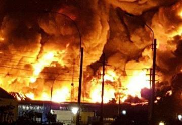 Incendio consumió una fábrica de papel en Callao