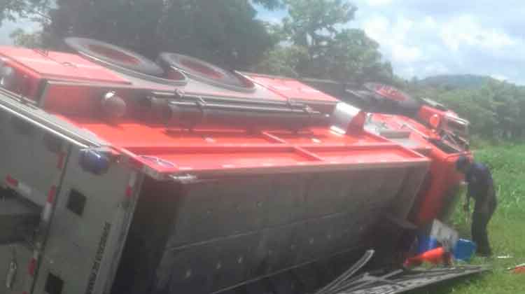 Vuelca carro de bomberos de Bomberos de Panamá
