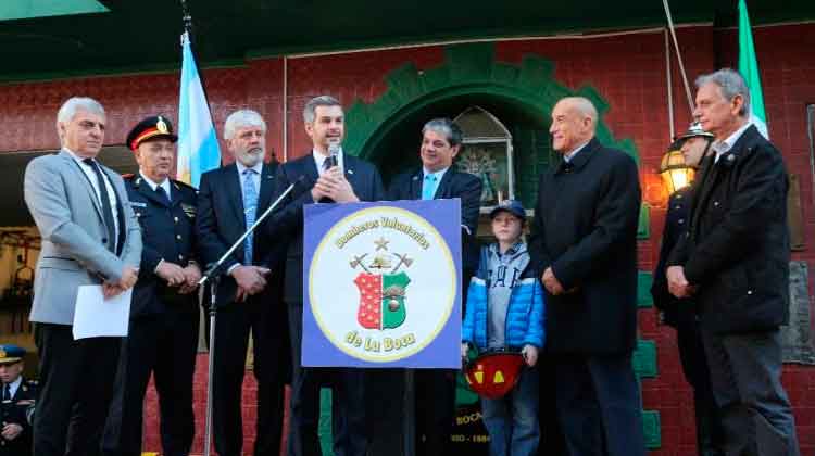 Marcos Peña homenajeó a los Bomberos Voluntarios en La Boca
