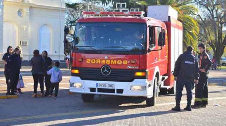 Bomberos voluntarios presentaron la nueva autobomba adquirida