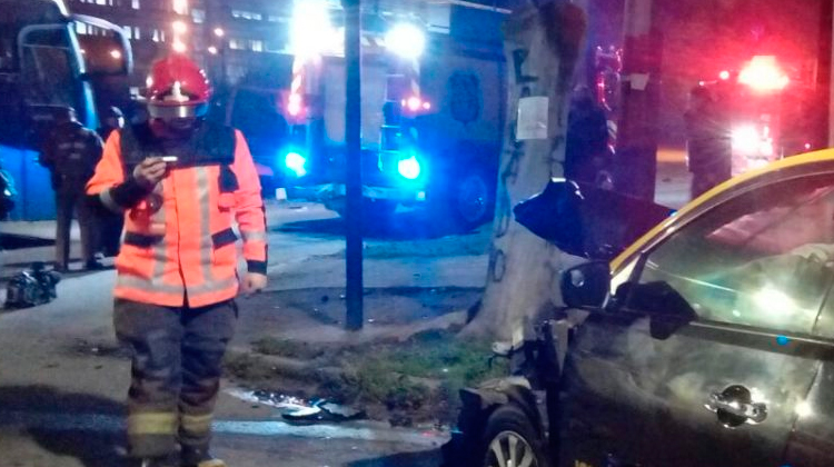 Taxista lesionado tras chocar con un carro de Bomberos