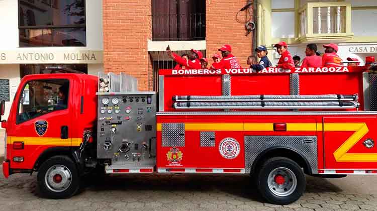 con carro de bomberos