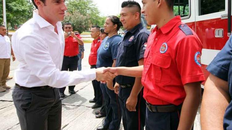Entregan camión donado a bomberos de Cancún