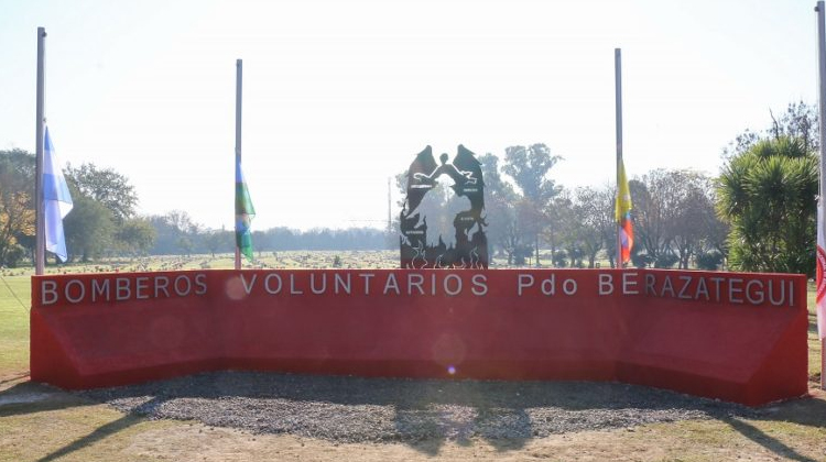 Inauguraron monumento a los bomberos caídos en Berazategui