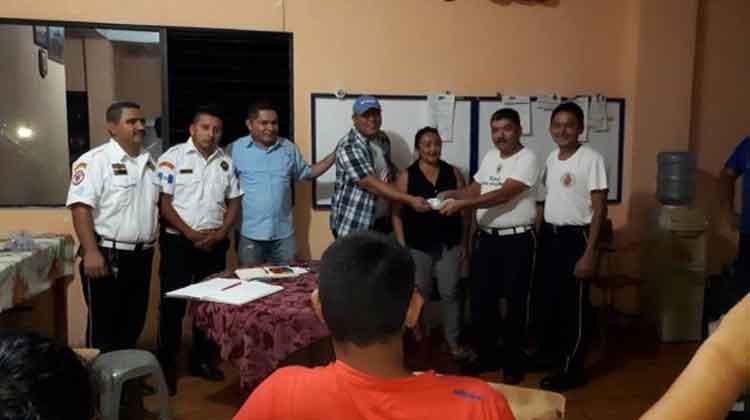 Bomberos Voluntarios de Río Dulce reciben donación