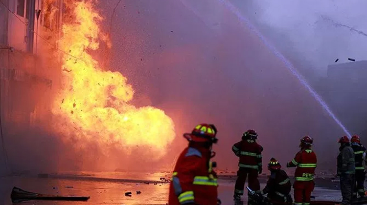 Bomberos se recuperan tras resultar heridos durante el incendio