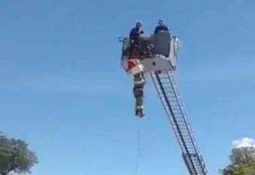 Bombero sufrió caída de una escalera en Cuenca