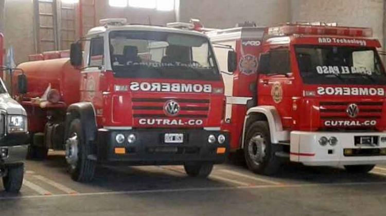 Apedrearon a bomberos que apagaban un incendio en Cutral Co
