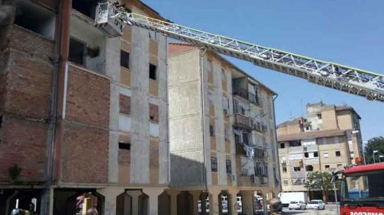 Un bombero herido leve en un incendio en Sevilla