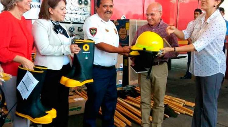 Entregan equipo a los Bomberos Voluntarios