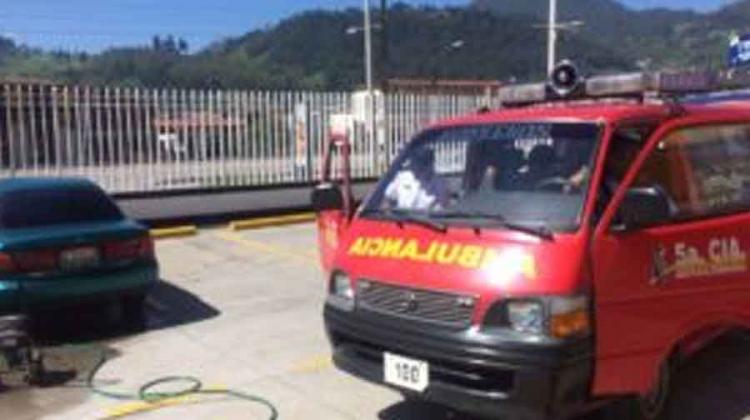 Lavan carros por los Bomberos Voluntarios