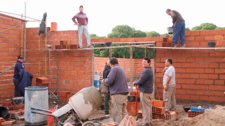 Bomberos de Claromecó trabajan en la construcción de galpón