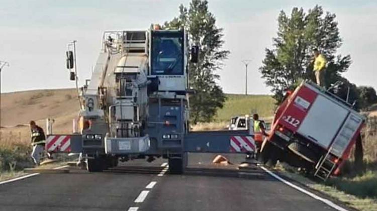 Camión de bomberos de la Diputación cae en cuneta