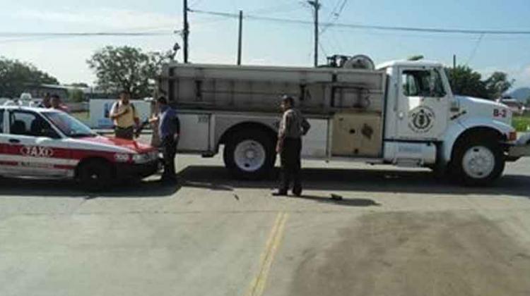 Choca motobomba de Bomberos contra un taxi