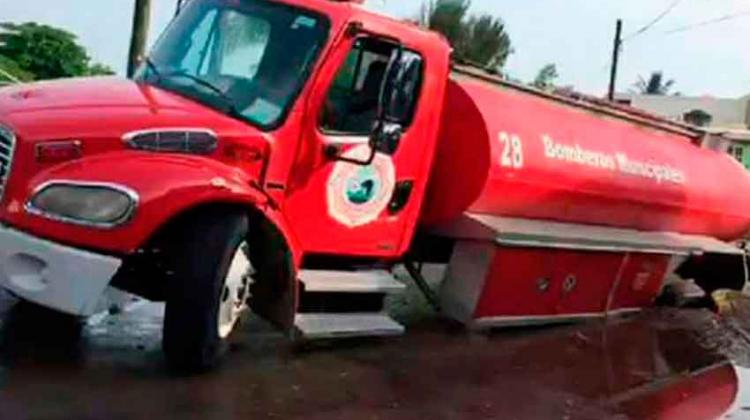 Socavón se “traga” camión de Bomberos en Veracruz