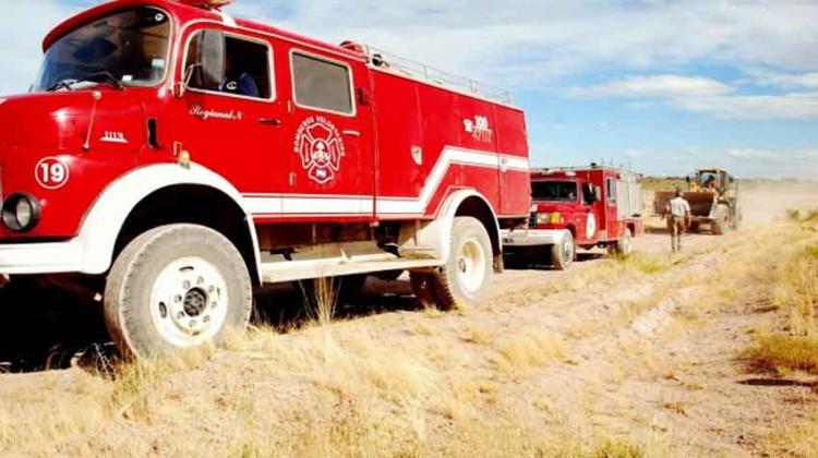 Los bomberos de Sierra Grande hacen lo que pueden con un solo móvil