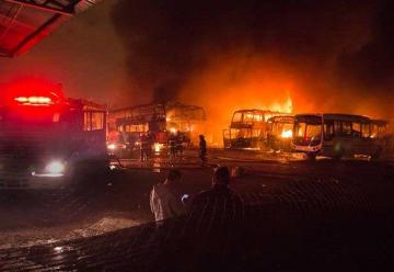 Voraz incendio destruyó más de 10 colectivos en Rosario