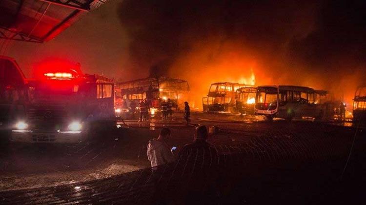 Voraz incendio destruyó más de 10 colectivos en Rosario