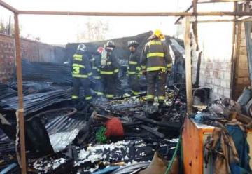 Incendio consumió taller y dos viviendas en La Granja