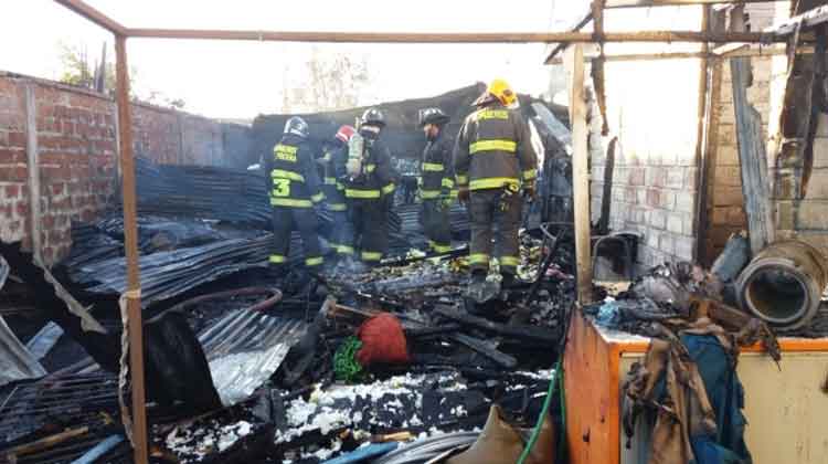 Incendio consumió taller y dos viviendas en La Granja