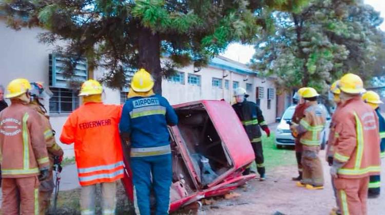 Bomberos se capacitarón en rescate vehicular liviano