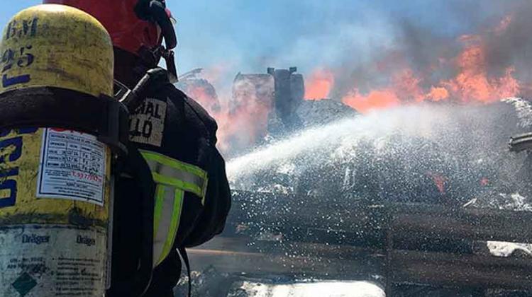 Un bombero herido en choque e incendio de dos trailers