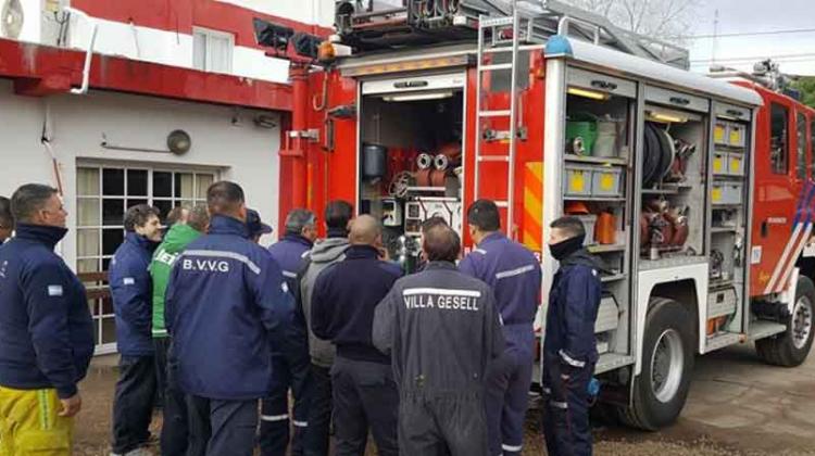 Bomberos de Villa Gesell realizaron prácticas con su nuevo Móvil