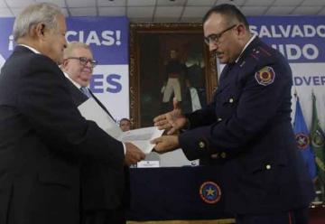 Dos motobombas para los bomberos de El Salvador