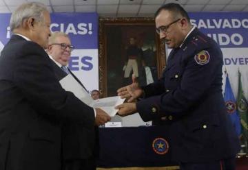 Dos motobombas para los bomberos de El Salvador