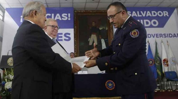 Dos motobombas para los bomberos de El Salvador