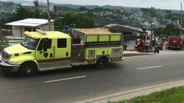 Jóvenes impiden ingreso de bomberos para apagar incendio