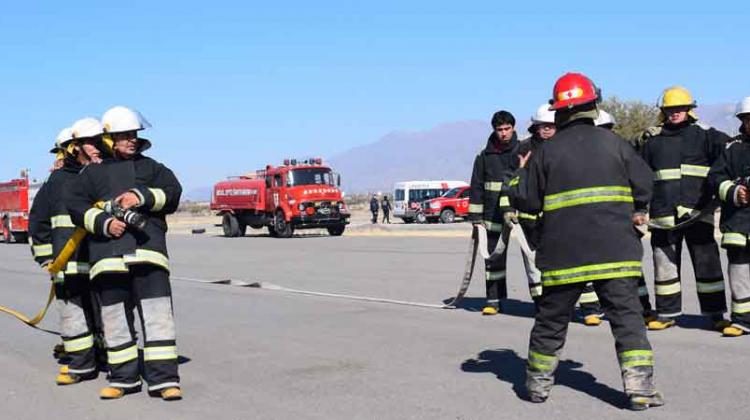 Bomberos de Belén se capacitan en Santa María