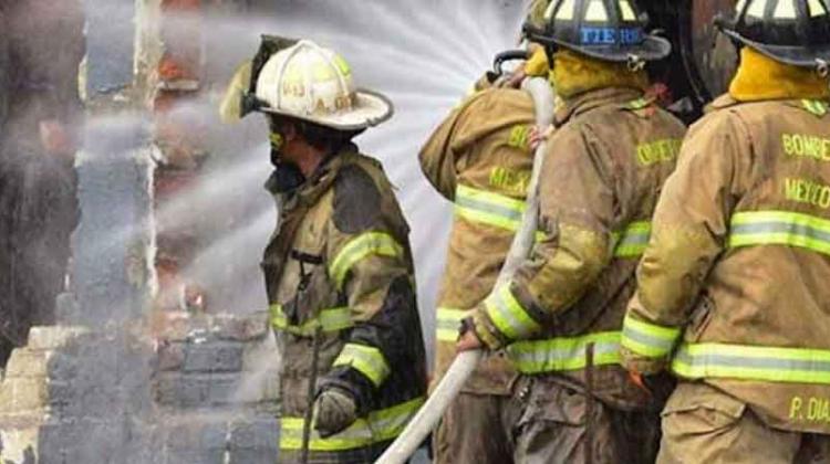 Darán aumento salarial y nuevo equipo a bomberos de CDMX