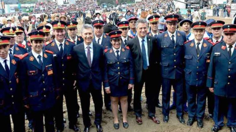 El Presidente Macri homenajeó a los Bomberos en La Rural