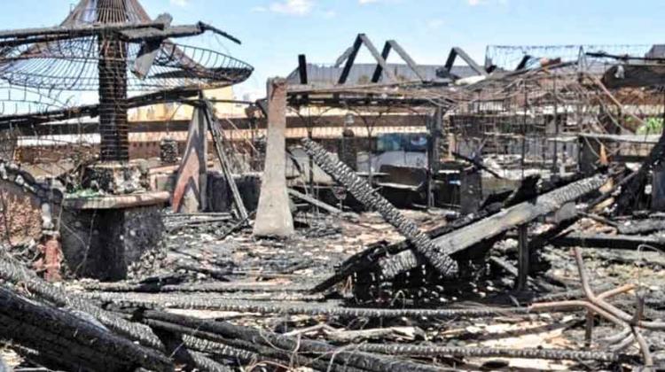 Un incendio arrasó el antiguo Centro Asturiano de Adeje