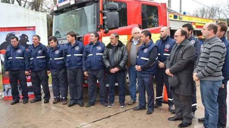 Nueva autobomba para los Bomberos voluntarios Del Carril