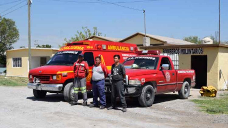 Bomberos venden cacahuates para sostener su vocación y servicio