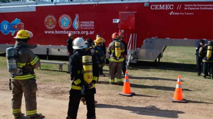 Bomberos se capacitan con un camión simulador de emergencias