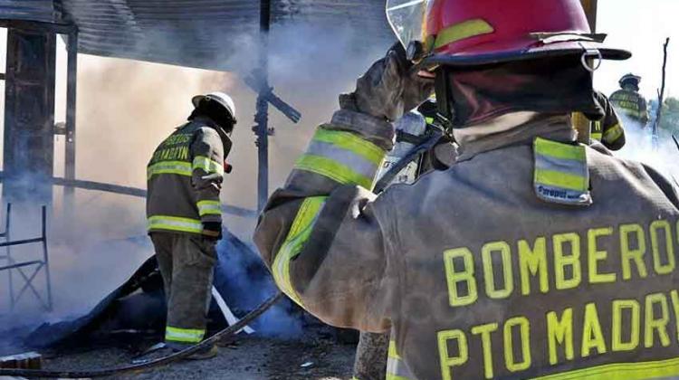 Los Bomberos de Madryn fueron apedreados cuando iban a apagar un incendio