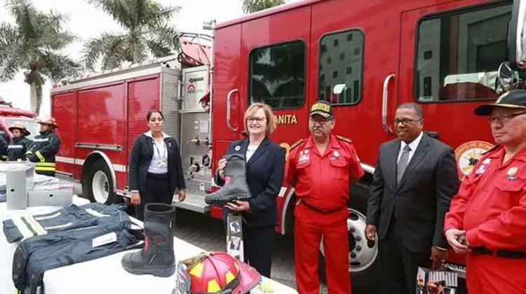 Bomberos peruanos reciben equipos de Estados Unidos